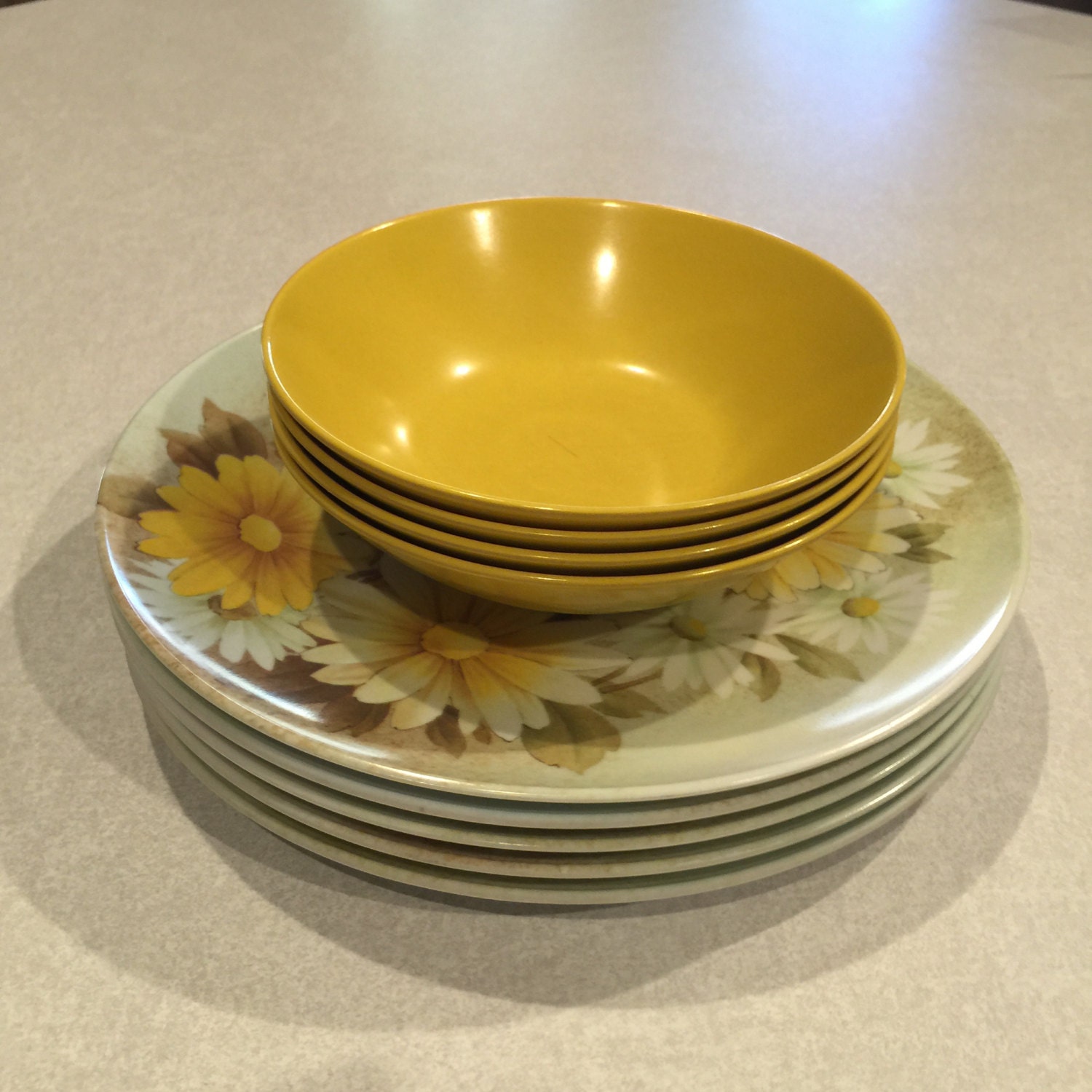 vintage melamine plate and bowls total of 9 daisy dishes