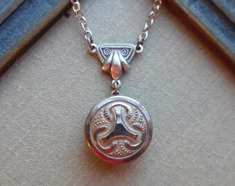 Tricorne Vintage Glass Button Necklace