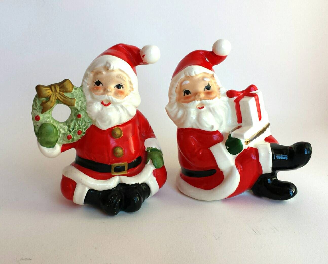 Vintage Napco Santa Claus Figurine with Wreath or Gift X-8393