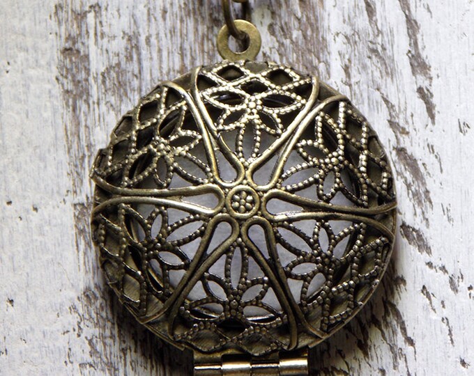 Antique Brass Locket Necklace Essential Oil Diffuser Locket Aromatherapy Filigree Openwork Design Pendant Vintage Locket Boho Jewelry