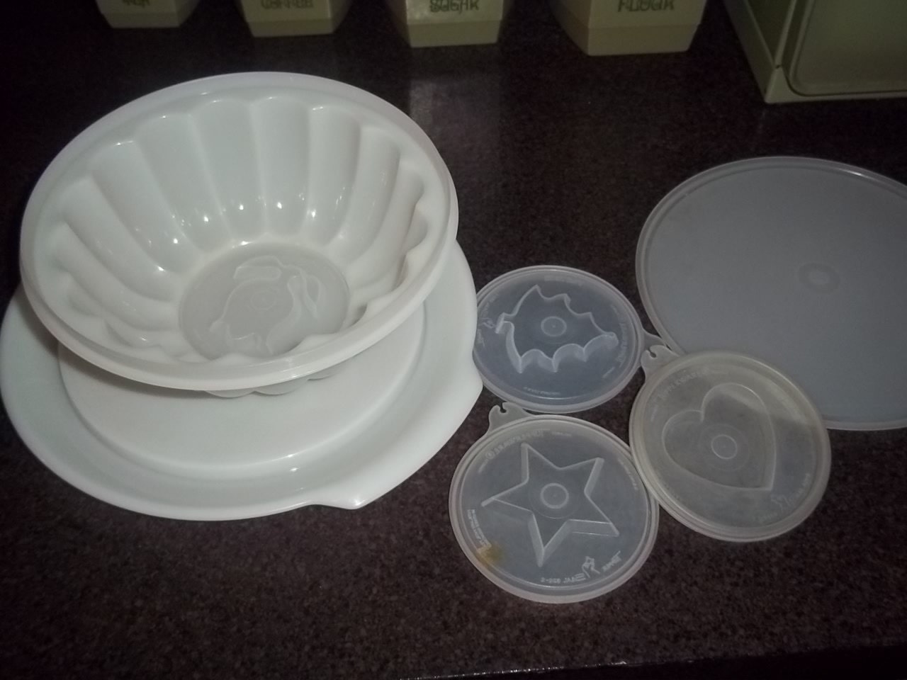 Tupperware Jello Mold with 4 mold designs complete including