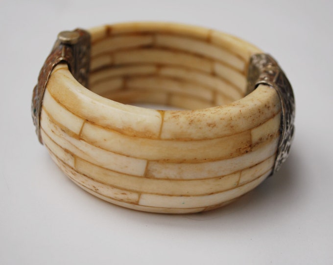 Boho Chunky Bone bracelet - Creamy white brown bone with silver metal - Hinged bangle - India _clamper