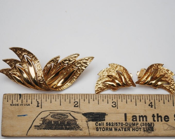 Kramer Brooch and earring set Mid century gold winged wave design pin