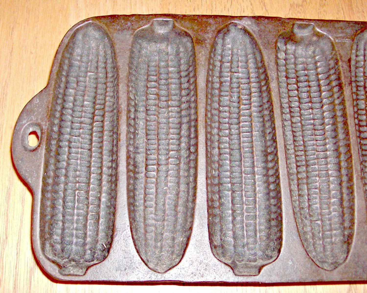 vintage-cast-iron-corn-bread-baking-pan