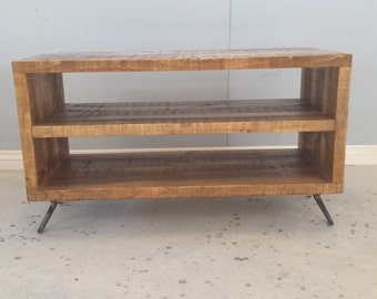 Artículos similares a soporte de la tv hecha a mano de madera de palet