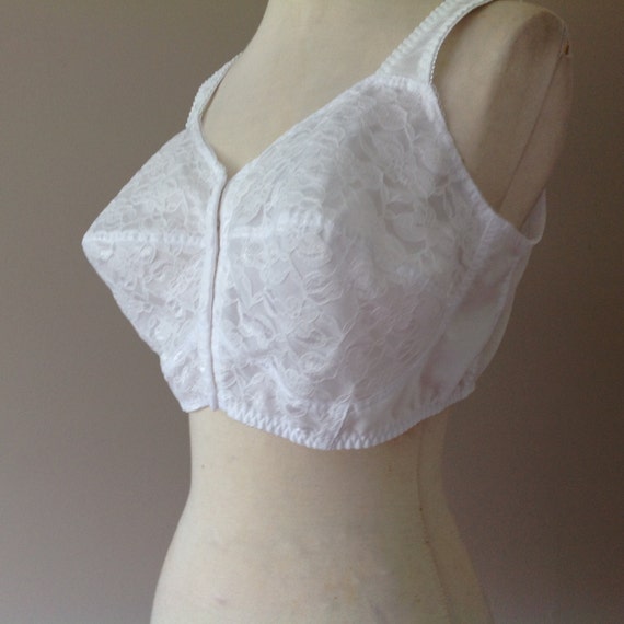 42D / Pointy Bullet Bra / White Lace / Wire Free Soft Cup