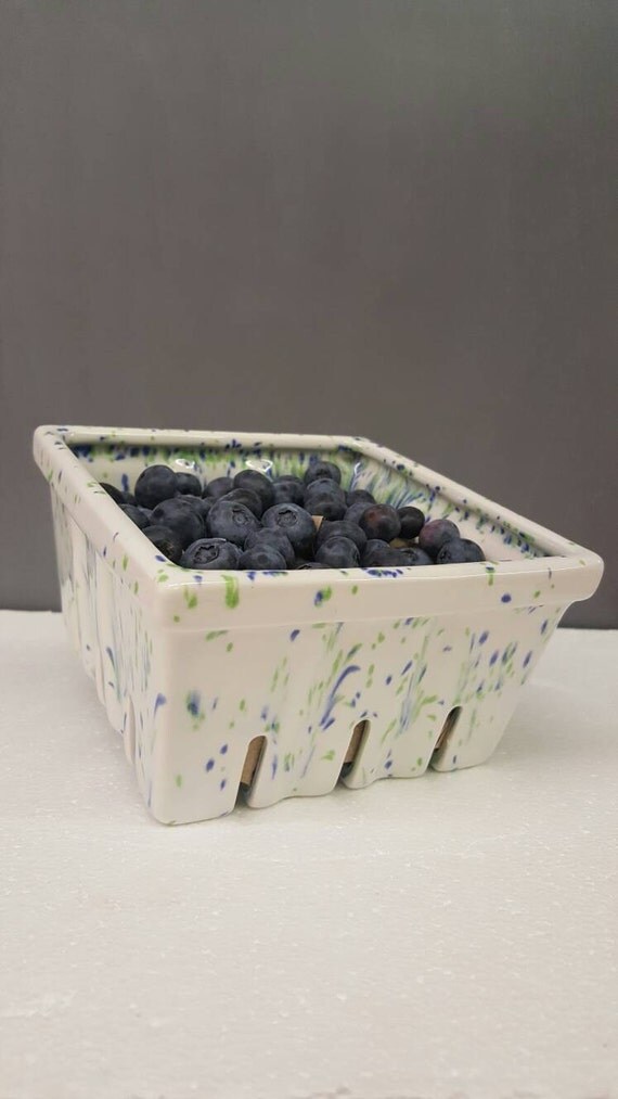 BIEN BEAU Farmhouse Ceramic Berry Basket, Colander, Strawberry Decor, Fruit Bowls/Baskets, Kawaii Kitchen Bowl, Pink White And Cute