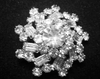 Vintage Weiss Rhinestone Snowflake Brooch