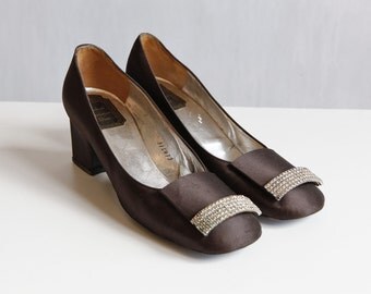Mod Christian Dior shoes / brown satin shoes with rinhestone detail / party shoes from the 60s / pumps mod shoes / size 6