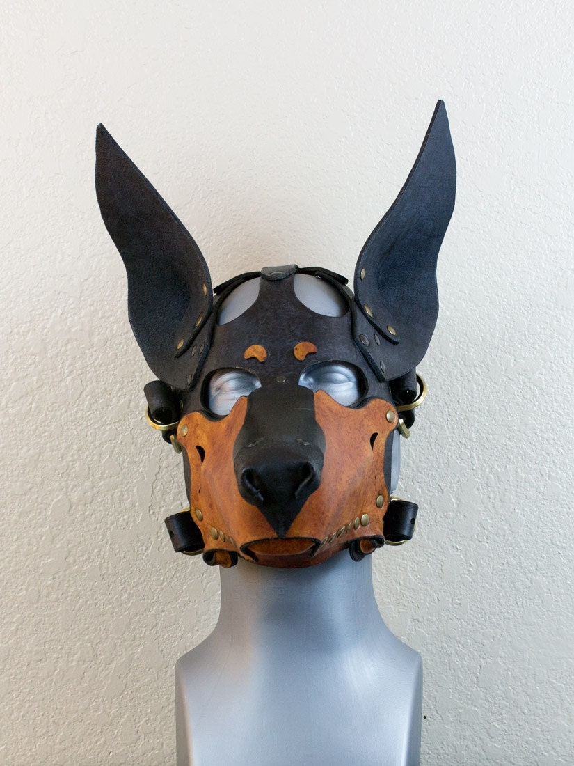 Маска собаки купить. Квадробика маска Доберман. Кожаная маска добермана. Маска для квадробики Доберман. Маска собаки кожаная.