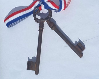 Set of 2 EXTRA LARGE Frenh skeleton keys / shabby chic cottage