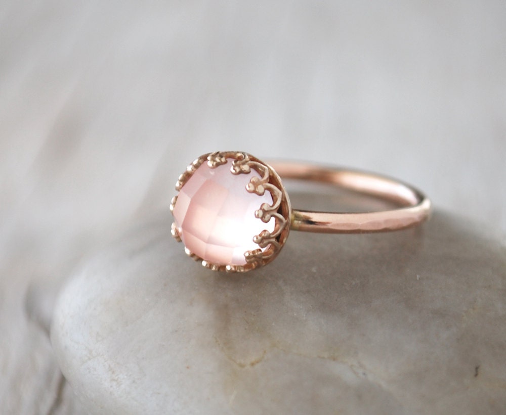 Розовый кварц с золотом. Кольцо с розовым кварцем silap 001. Yaffo кольцо с розовым кварцем 1079 1080). Кольцо Кашарель с розовым кварцем. Розовый кварц камень кольцо.