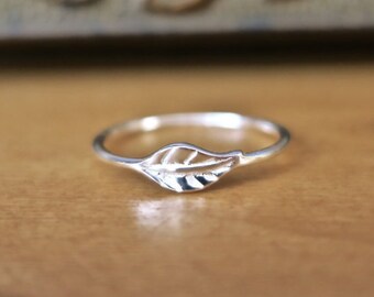 Dainty Vintage 925 Sterling Silver Leaf Ring