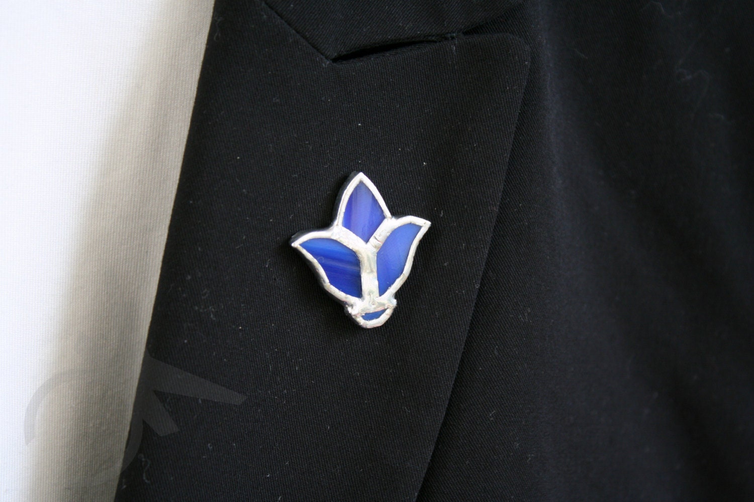 Heraldic lily lapel pin in blue glass and sterling silver 925