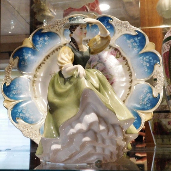 Figurine Royal Doulton Buttercup HN 2309 England Bone China 1960s 60s Figural Porcelain Lady Cabinet Display Home Decor Green Dress in Wind