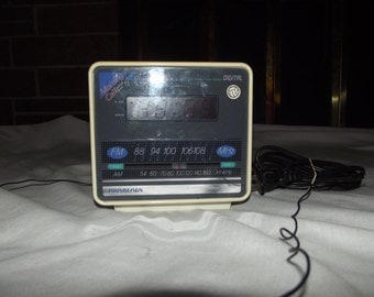 Vintage Sound Design AM / FM Radio Alarm Clock Model # 3634 Works