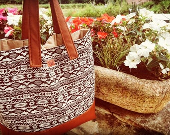 Tote - Black' no White