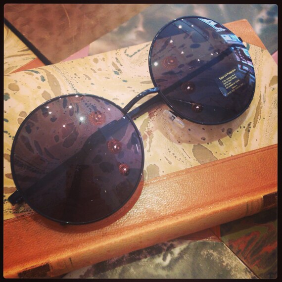 Retro sunglasses: Big round 60's Janis Joplin style black.