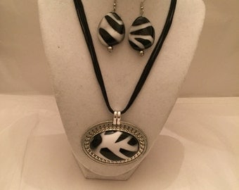 Chunky Zebra Pendant Jewelry Set