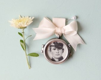 Remembrance locket, DIY Bouquet photo charm, Frame photograph locket, wedding keepsake, bridal accessory, circle ribbon bouquet pin