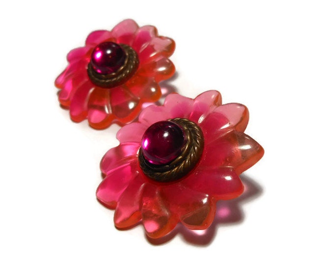 FREE SHIPPING Daisy earrings, colorful mixes of oranges and pinks floral clips molded lucite petals, glass cabochon center bronze rope frame