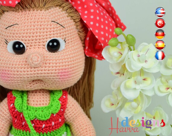 MODeLE-Mia avec fraises robe de poupee crochet amigurumi