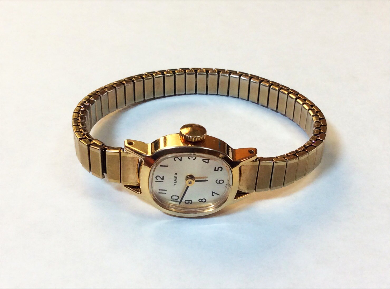 Ladies Timex Wind Up Watch Easy to Read Gold Tone Flex Band