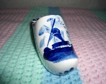 Vintage Delft Blue Collectible Ceramic Dutch Shoe Display or Ash Tray in Excellent Condition