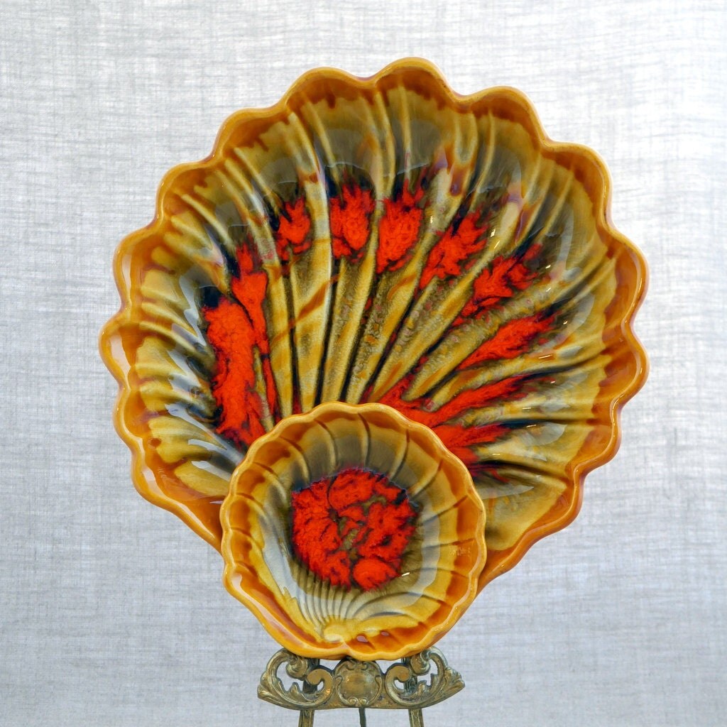 SALE ! Vintage Chip and Dip Bowl by Maddux California / Ceramic Clam