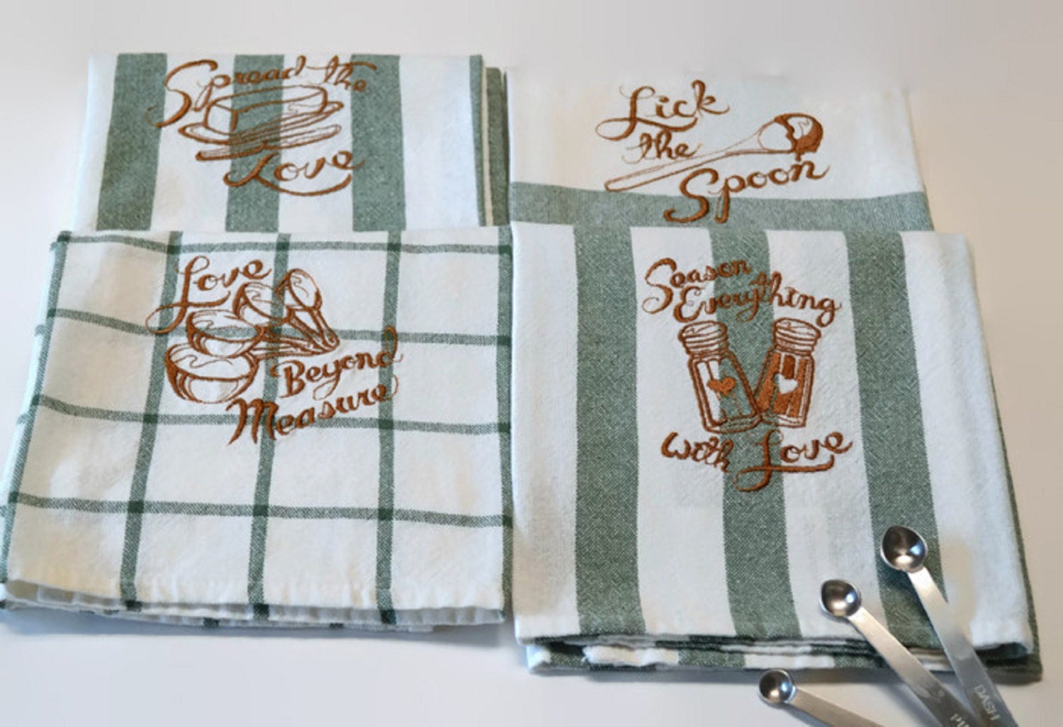 Set of 4 Embroidered Kitchen Towels Green and White Kitchen