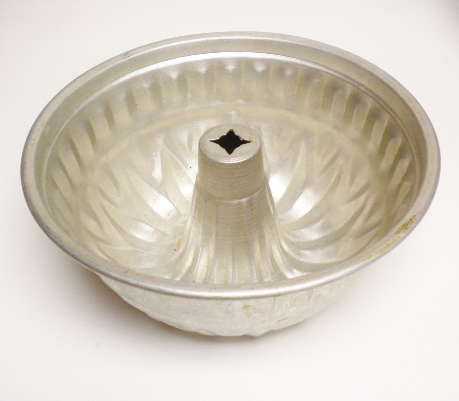 Vintage Round Bundt Cake Pan Aluminum Jello Molds Primitive