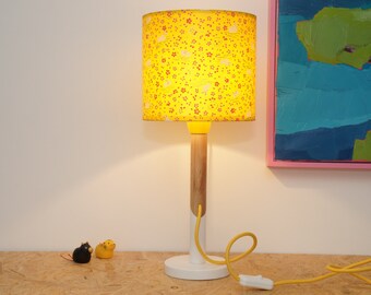Lampe papier washi japonais, petits lapins blancs sur un fond jaune / Japanese washi paper lamp little white rabbits on a yellow background