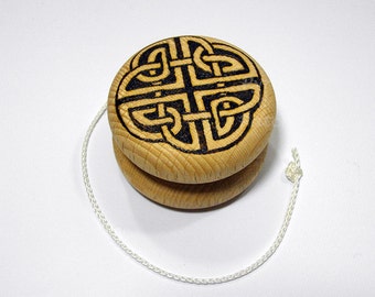 Yo-yo in solid beech wood with hand pyrographed a Celtic drawing - Yo-yo in legno di faggio massello con pirografia Celtica incisa a mano.
