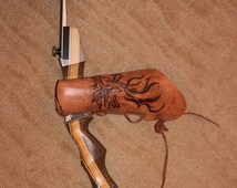TIRO CON L'ARCO ARMGUARD/BRACCIO IN PELLE BRACER Black Griffin con cordino in gomma - Italia