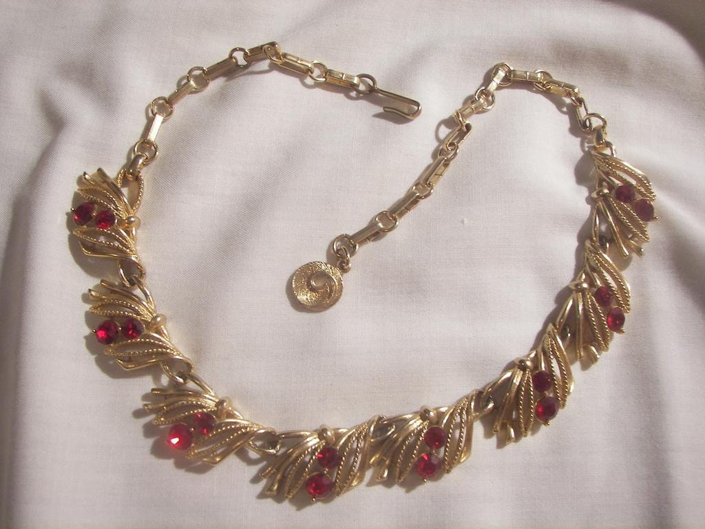 Beautiful Vintage Lisner ravishing red rhinestone Necklace Haute Juice
