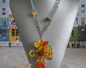 Collier pendentif "série de grandes croix fleuries". Jaune et orange