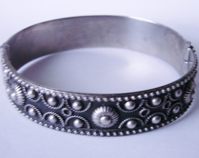 Ornate Boho Beautifully Textured Silver Artisan Bangle Bracelet / Vintage Jewelry / Jewellery