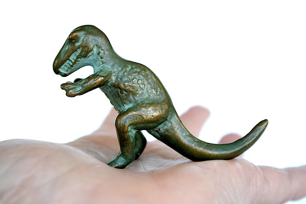 figurine dinosaur