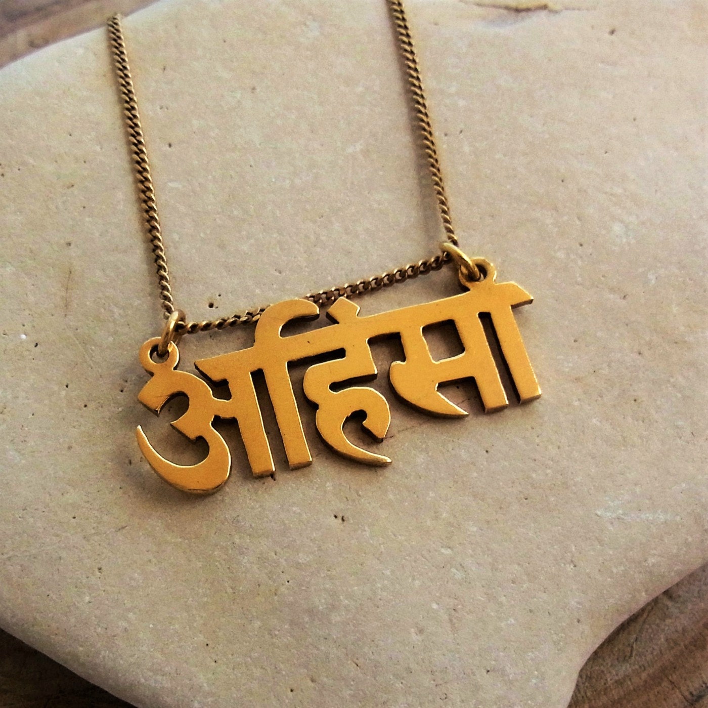 Vegan ketting. ahimsa hanger. sanskriet sieraden. yoga door shmukies