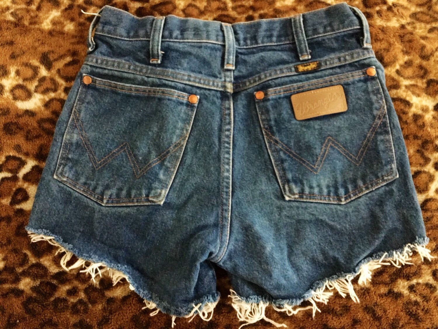 Vintage Wrangler high waisted shorts size 25 women raw hem cut