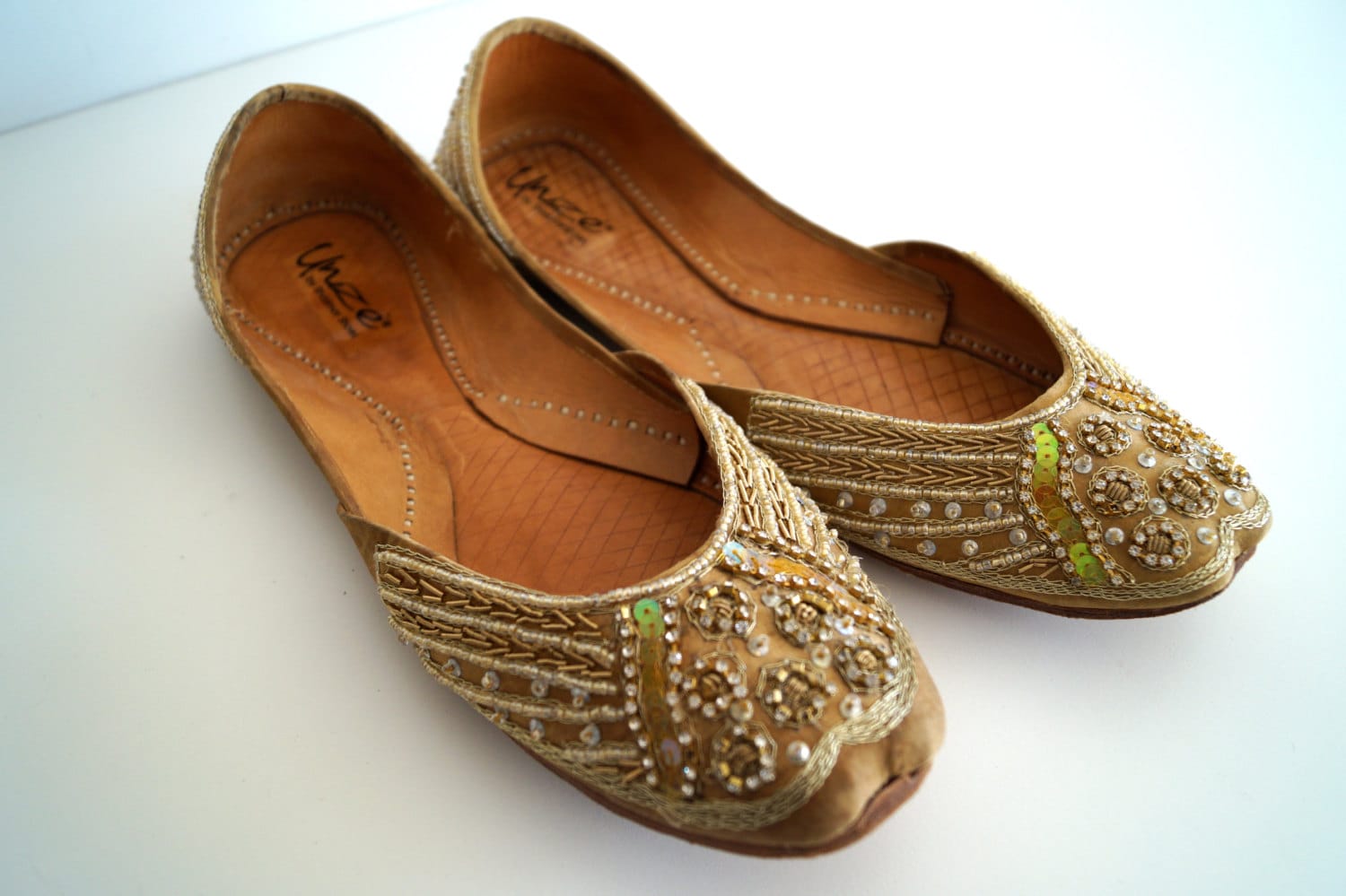 Indian shoes Vintage women's leather shoes Embroidered