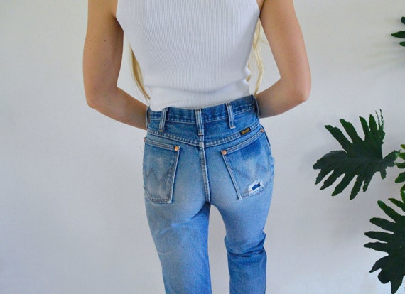 How to Use US Jeans Size Chart? Size Charts Find the perfect fit with the our size charts. You can always call us and we can assist you Monday - Friday, 8 am to 5 pm (CST) at ()