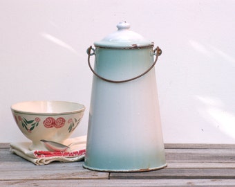 Frenchvintagecharm pot à lait en métal émaillé blanc et vert d'eau en tie and dye, vert menthe