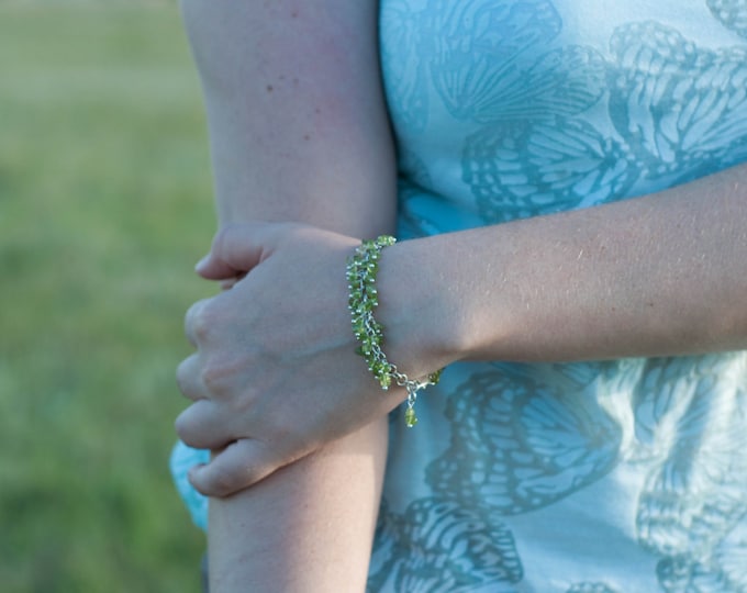 Raw peridot bracelet, Peridot jewelry, Green bracelet, Mothers day gift bracelet, August birthstone bracelet, Green stone bracelet