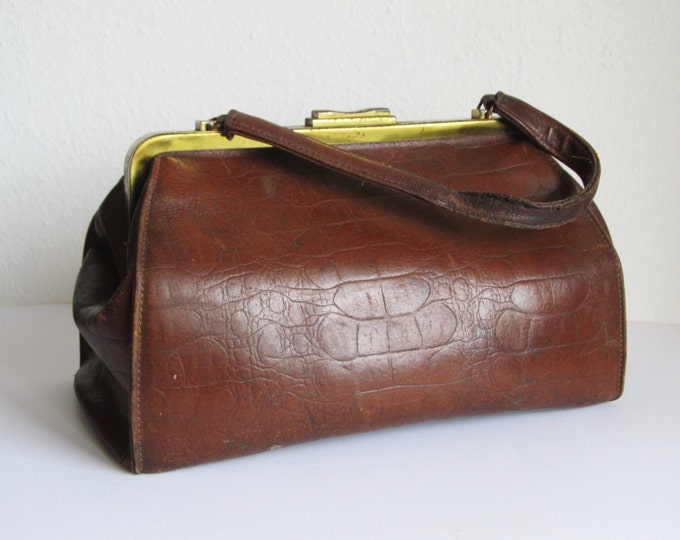 Antique doctors bag, vintage gladstone leather handbag, hand luggage, overnight bag, leather bag for men, theatre costume prop