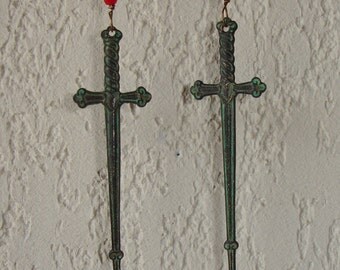 Boucles d'oreilles gothiques épées médiévales patinées vert de gris