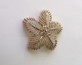 Vintage Signed Lisner Gold Tone Brooch