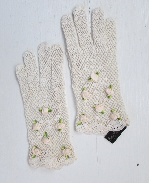 1950s white crochet gloves with rosettes vintage gloves