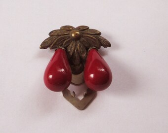 Vintage 1940's two tear drop Bakelite dress clip. - estate find!