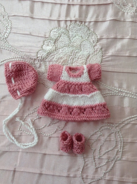 Hand knitted dolls clothes to fit a 6 Ooak doll